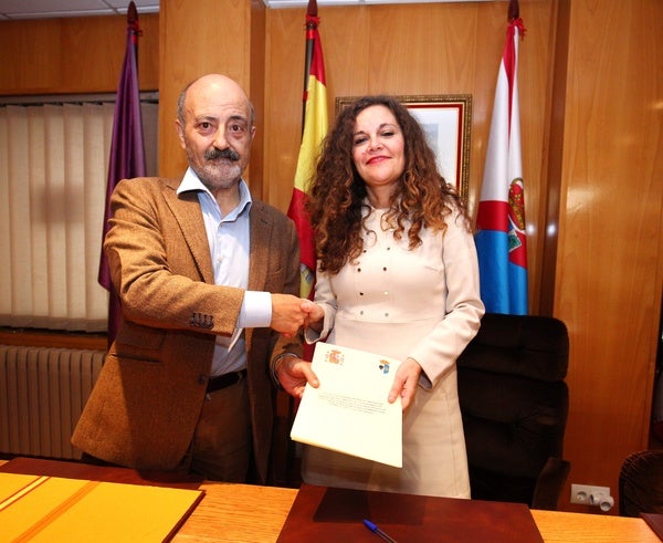 El presidente de la CHMS junto a la alcaldesa de Bembibre durante la firma del protocolo de colaboración.