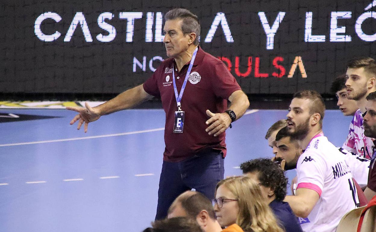 Manolo Cadenas, en un partido con el Abanca Ademar en la actual temporada.