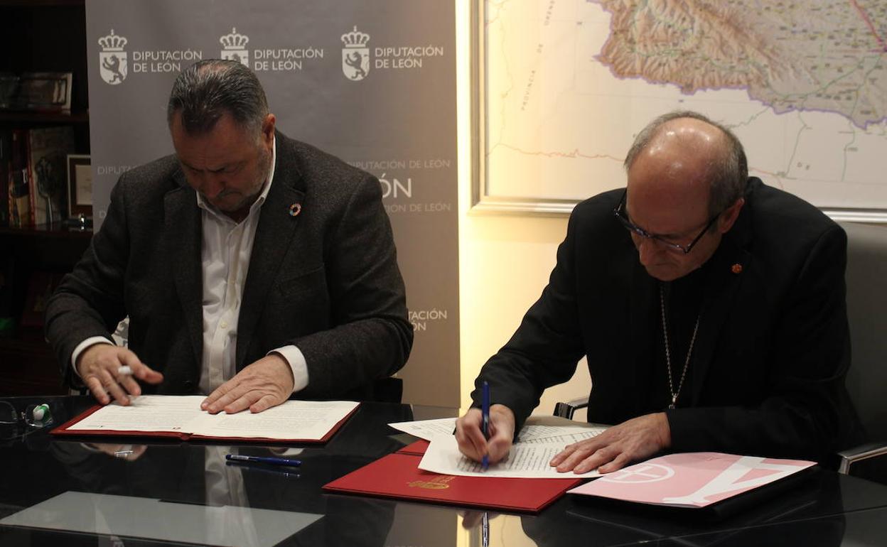 El presidente de la Diputación de León y del Instituto Leonés de Cultura, Eduardo Morán, y el obispo de Astorga, Jesús Fernández, firmaron hoy un convenio de colaboración para la conservación y reparación de templos en la Diócesis en la provincia.