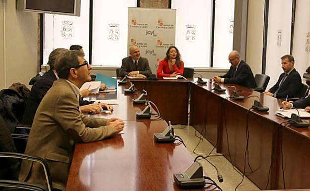 Galería. El viceconsejero de Transformación Digital, Jorge Llorente, y la delegada territorial de la Junta, Ester Muñoz, presiden la reunión sobre estas ayudas de conectividad empresarial en la Delegación Territorial de la Junta en León. 