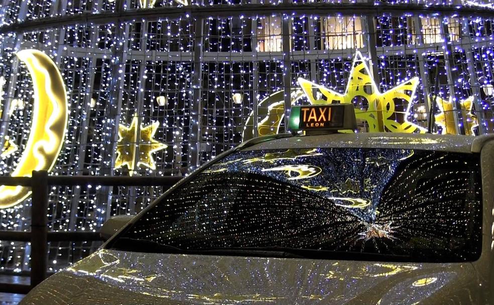 Cerca de 40 residentes de León disfrutan de las luces de navidad gracias a los taxistas.