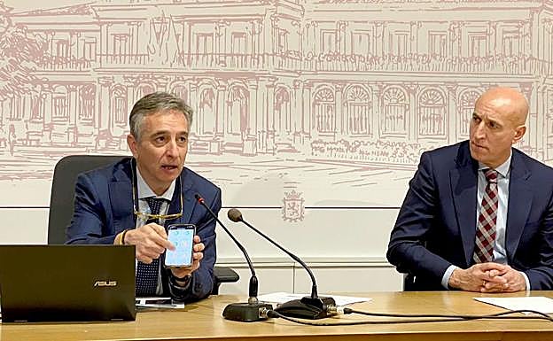 Juan Luis Diez, gerente Eulsa y José Antonio Diez, alcalde de León, explican el funcionamiento de la aplicación. 