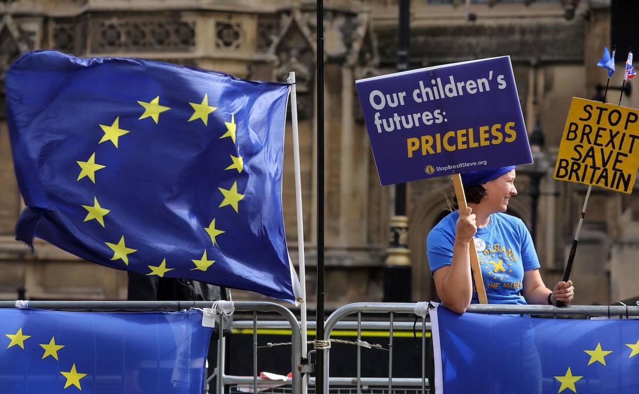 Imagen de archivo de una protesta anti Brexit frente al Parlamento británico. 