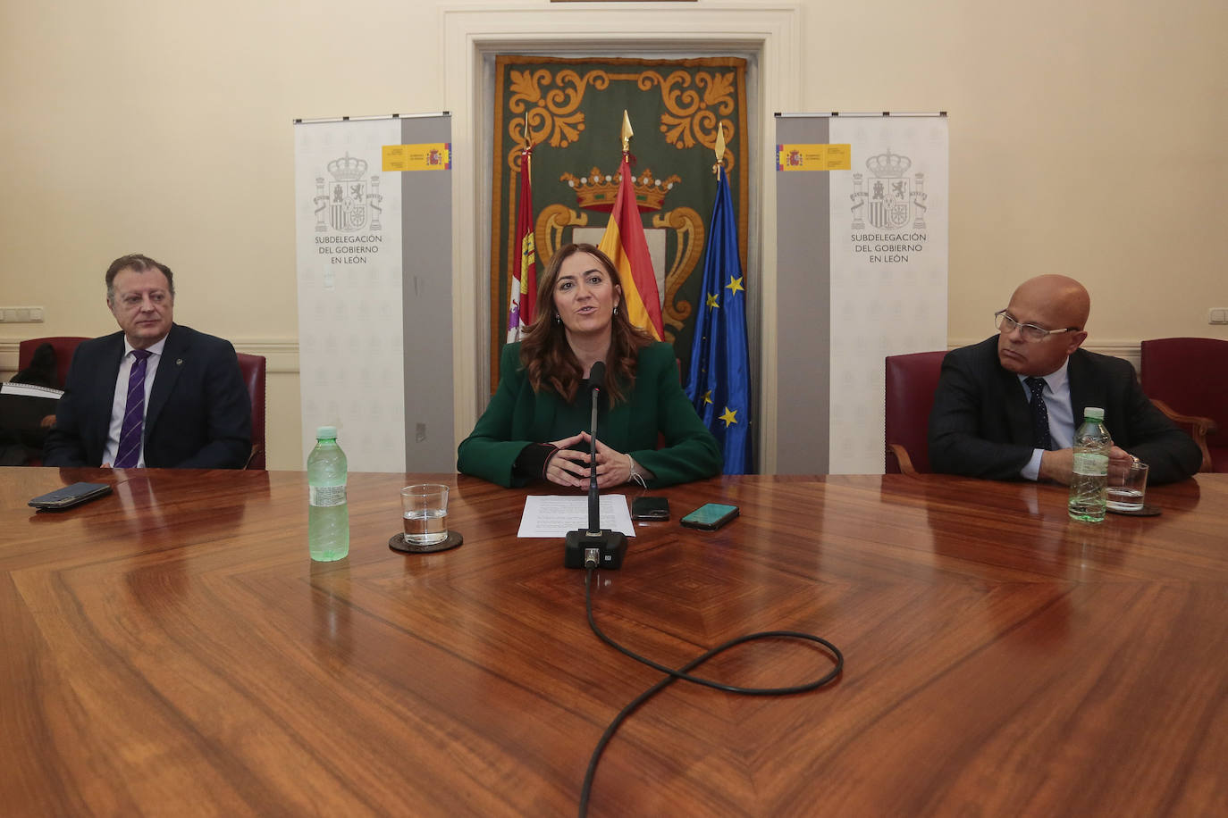 La delegada del Gobierno en Castilla y León, Virginia Barcones, y el delegado para la Comunidad de la Agencia Estatal de Meteorología, Manuel Mora, informan sobre los principales datos climáticos del otoño y sobre la previsión que hace AEMET sobre el tiempo durante el invierno. Les acompaña el subdelegado del Gobierno en León, Faustino Sánchez. 