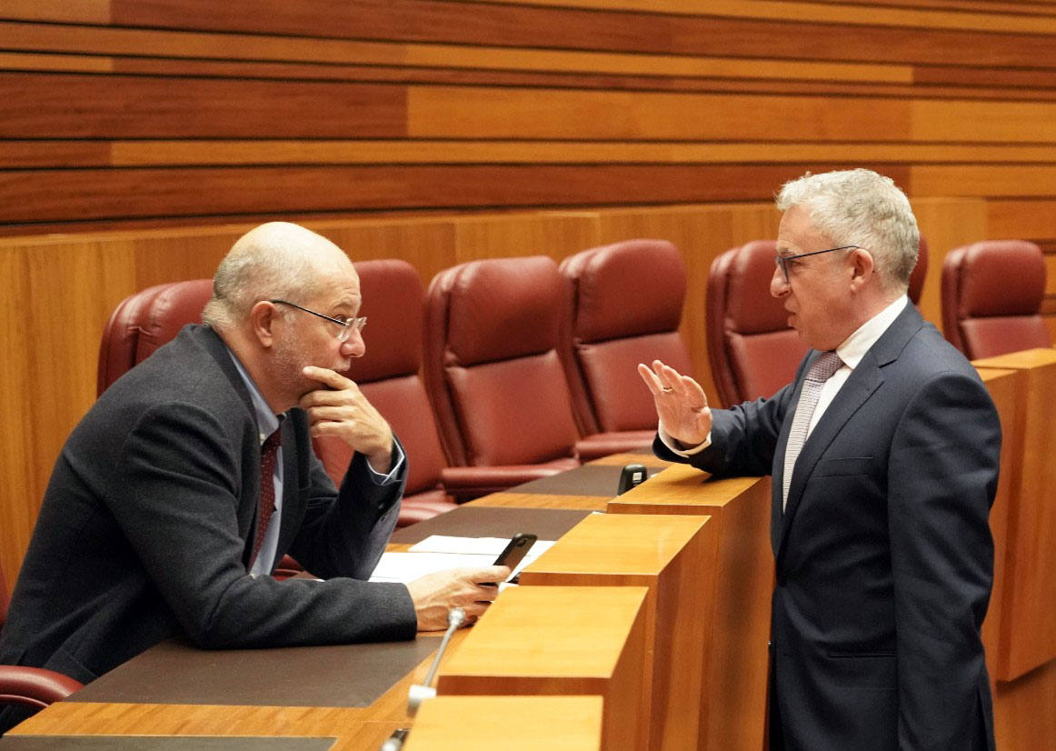 El consejero de Economía y Hacienda, Carlos Fernández Carriedo, durante el Pleno monográfico de los Presupuestos Generales de la Comunidad para 2023