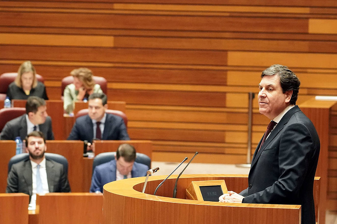 El consejero de Economía y Hacienda, Carlos Fernández Carriedo, durante el Pleno monográfico de los Presupuestos Generales de la Comunidad para 2023