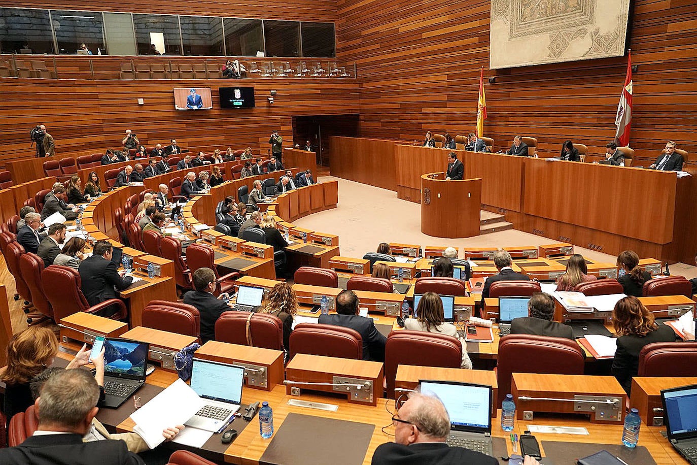 El consejero de Economía y Hacienda, Carlos Fernández Carriedo, durante el Pleno monográfico de los Presupuestos Generales de la Comunidad para 2023