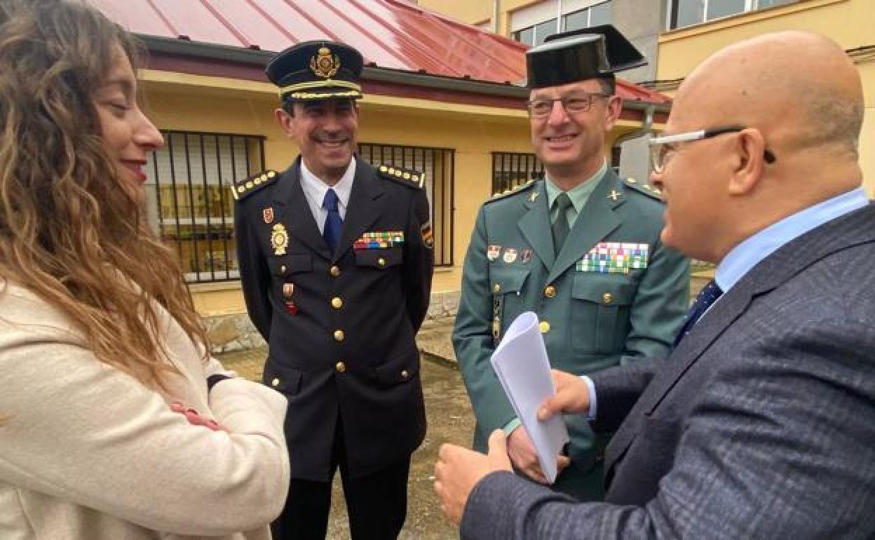 Ester Muñoz y Faustino Sánchez hablan con los jefes de la Policía Nacional y Guardia Civil. 