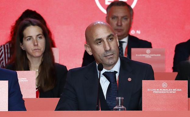 El presidente de la FEF, Luis Rubiales, durante la asamblea general de la FEF. 