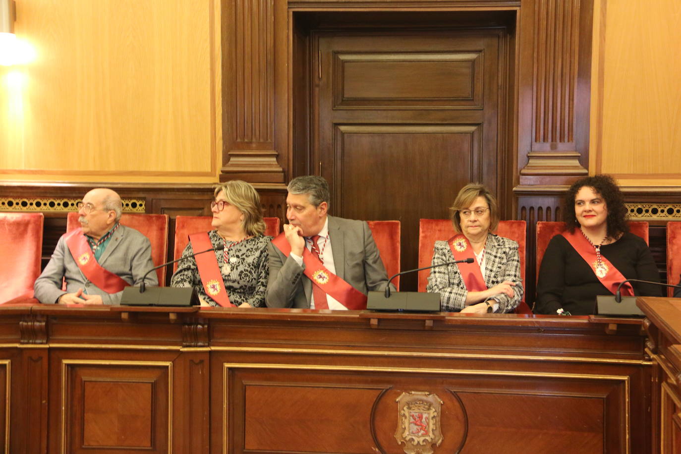 Un emocionado Dani Martínez recoge hoy en el salón de plenos del Ayuntamiento de León y de manos de su alcalde el título que reconoce al cómico como hijo predilecto de la ciudad | Rodeado de su familia y de la corporación municipal, se ha reconocido como «un leonés más que ha tenido la suerte de tener el altavoz para decir lo que todos los leoneses sentimos».