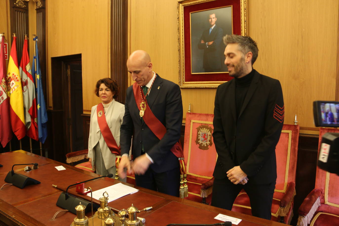 Un emocionado Dani Martínez recoge hoy en el salón de plenos del Ayuntamiento de León y de manos de su alcalde el título que reconoce al cómico como hijo predilecto de la ciudad | Rodeado de su familia y de la corporación municipal, se ha reconocido como «un leonés más que ha tenido la suerte de tener el altavoz para decir lo que todos los leoneses sentimos».