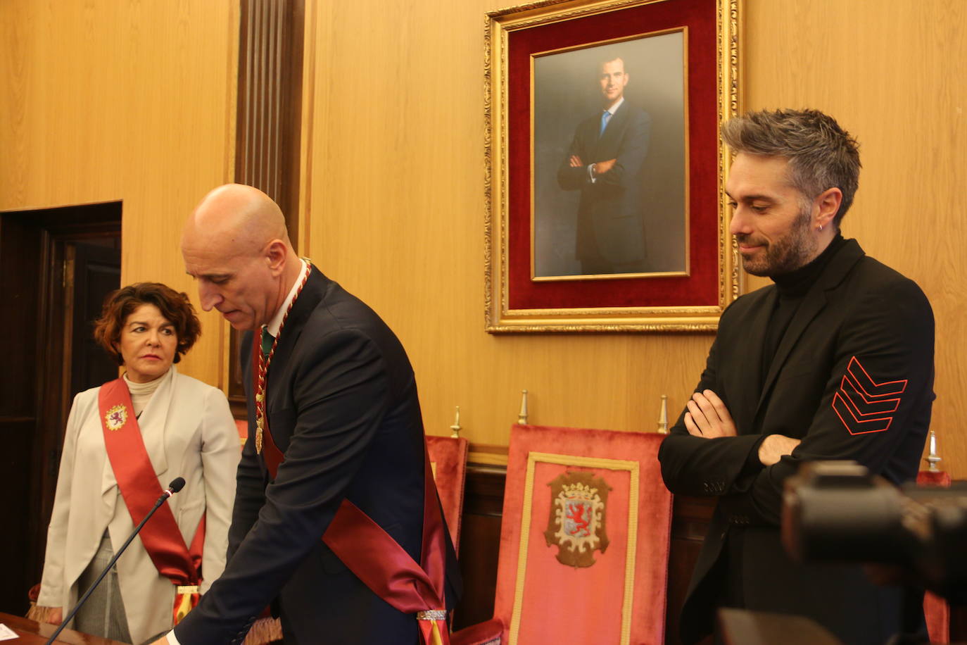 Un emocionado Dani Martínez recoge hoy en el salón de plenos del Ayuntamiento de León y de manos de su alcalde el título que reconoce al cómico como hijo predilecto de la ciudad | Rodeado de su familia y de la corporación municipal, se ha reconocido como «un leonés más que ha tenido la suerte de tener el altavoz para decir lo que todos los leoneses sentimos».