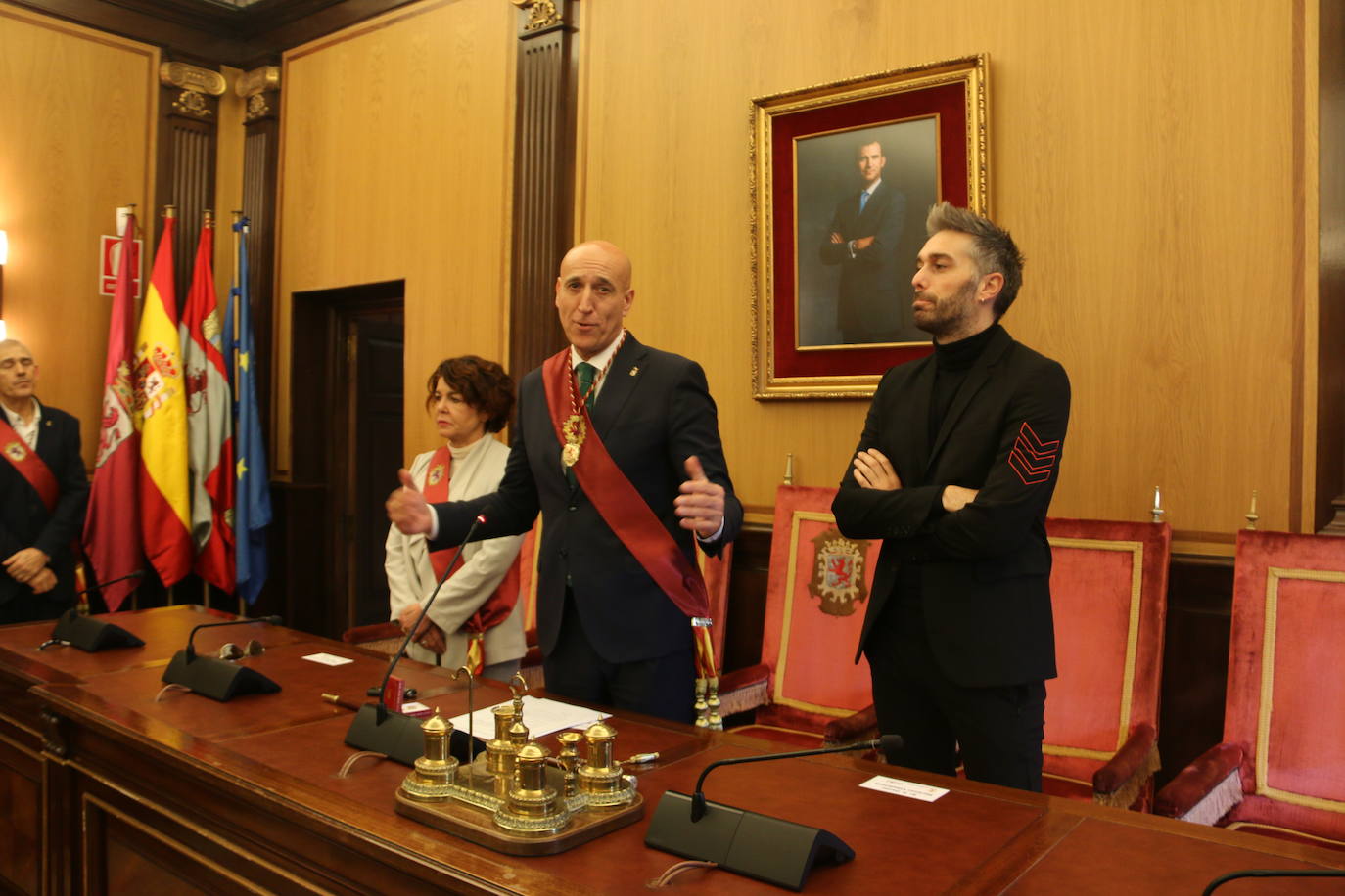 Un emocionado Dani Martínez recoge hoy en el salón de plenos del Ayuntamiento de León y de manos de su alcalde el título que reconoce al cómico como hijo predilecto de la ciudad | Rodeado de su familia y de la corporación municipal, se ha reconocido como «un leonés más que ha tenido la suerte de tener el altavoz para decir lo que todos los leoneses sentimos».