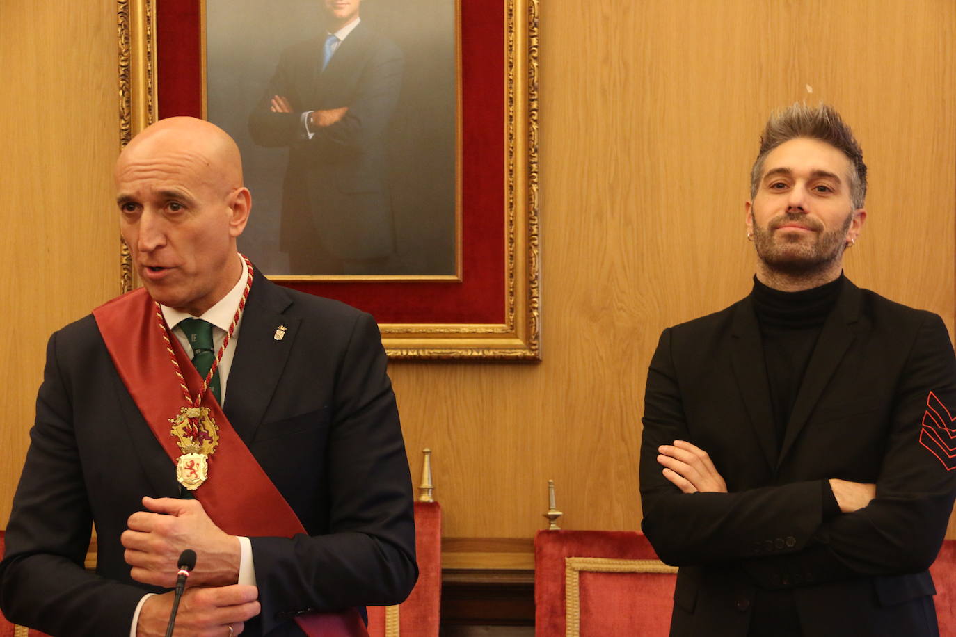 Un emocionado Dani Martínez recoge hoy en el salón de plenos del Ayuntamiento de León y de manos de su alcalde el título que reconoce al cómico como hijo predilecto de la ciudad | Rodeado de su familia y de la corporación municipal, se ha reconocido como «un leonés más que ha tenido la suerte de tener el altavoz para decir lo que todos los leoneses sentimos».