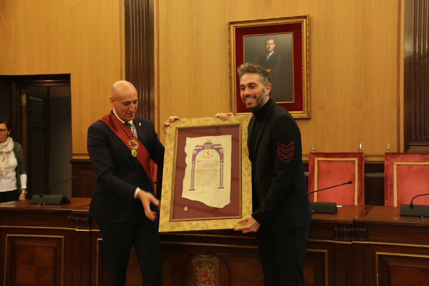 Un emocionado Dani Martínez recoge hoy en el salón de plenos del Ayuntamiento de León y de manos de su alcalde el título que reconoce al cómico como hijo predilecto de la ciudad | Rodeado de su familia y de la corporación municipal, se ha reconocido como «un leonés más que ha tenido la suerte de tener el altavoz para decir lo que todos los leoneses sentimos».