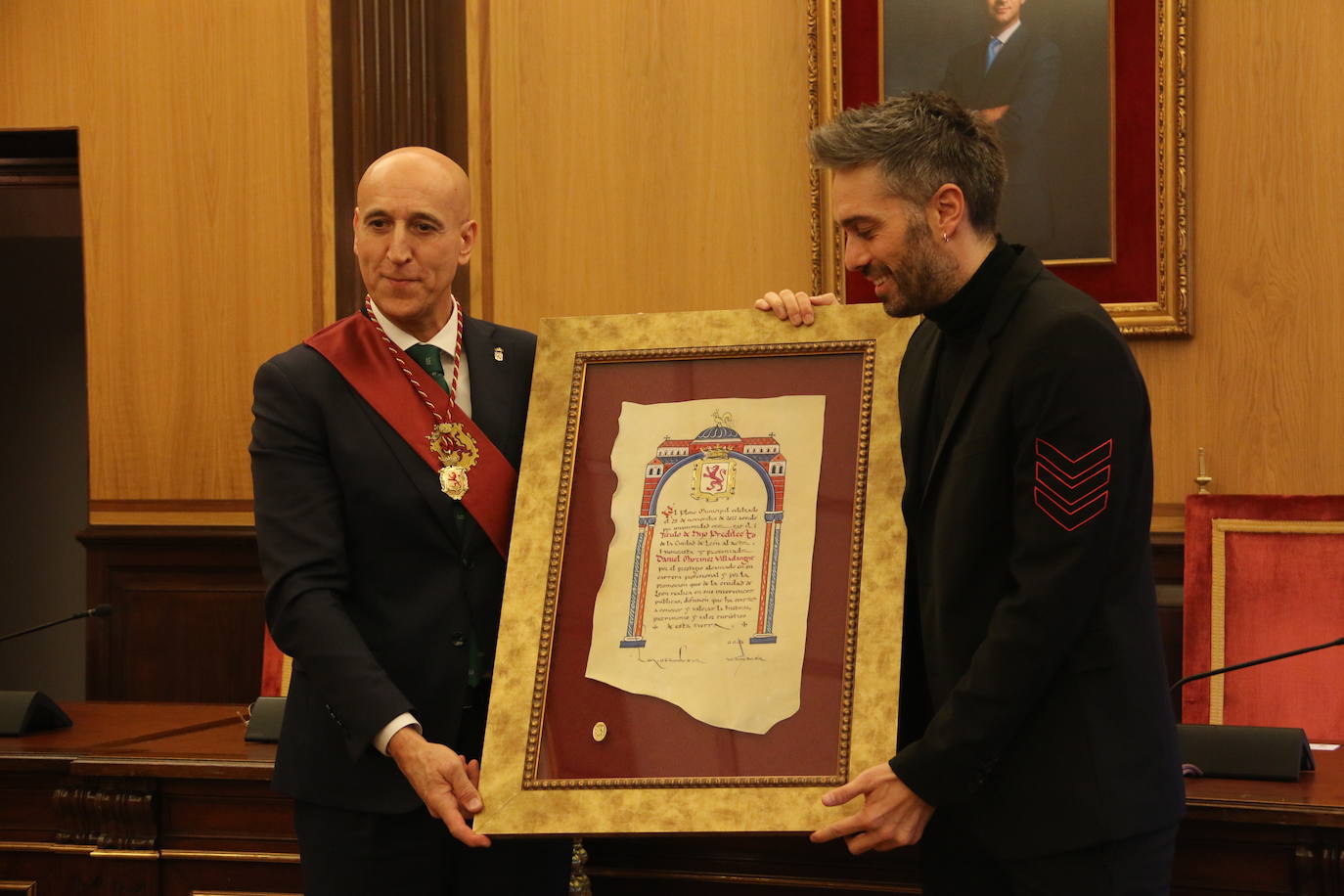 Un emocionado Dani Martínez recoge hoy en el salón de plenos del Ayuntamiento de León y de manos de su alcalde el título que reconoce al cómico como hijo predilecto de la ciudad | Rodeado de su familia y de la corporación municipal, se ha reconocido como «un leonés más que ha tenido la suerte de tener el altavoz para decir lo que todos los leoneses sentimos».