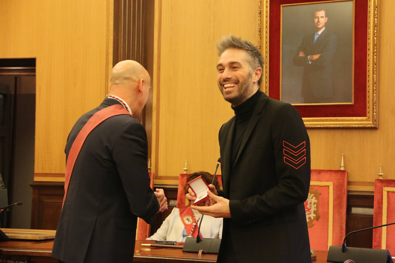 Un emocionado Dani Martínez recoge hoy en el salón de plenos del Ayuntamiento de León y de manos de su alcalde el título que reconoce al cómico como hijo predilecto de la ciudad | Rodeado de su familia y de la corporación municipal, se ha reconocido como «un leonés más que ha tenido la suerte de tener el altavoz para decir lo que todos los leoneses sentimos».