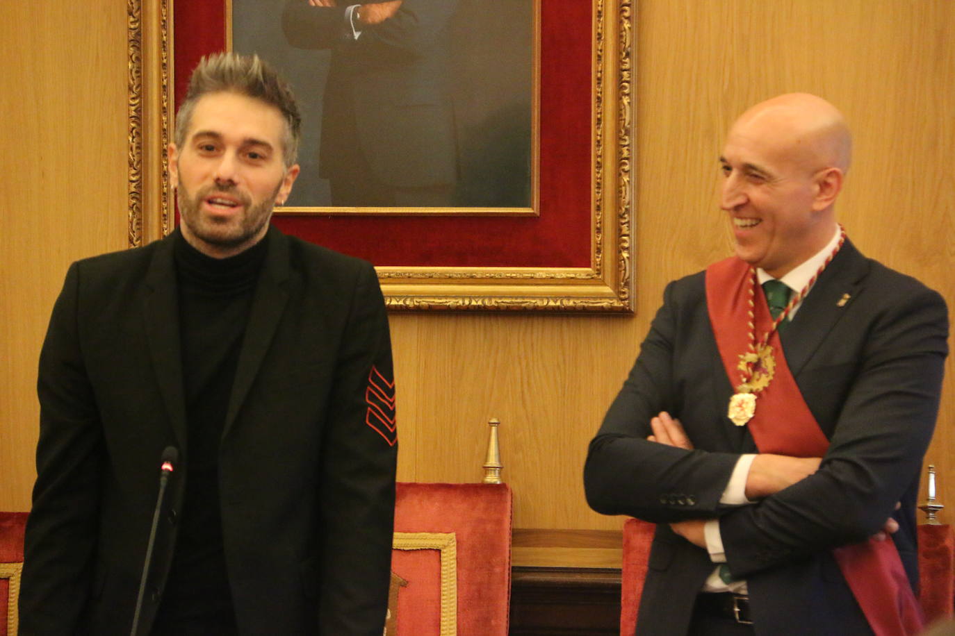 Un emocionado Dani Martínez recoge hoy en el salón de plenos del Ayuntamiento de León y de manos de su alcalde el título que reconoce al cómico como hijo predilecto de la ciudad | Rodeado de su familia y de la corporación municipal, se ha reconocido como «un leonés más que ha tenido la suerte de tener el altavoz para decir lo que todos los leoneses sentimos».