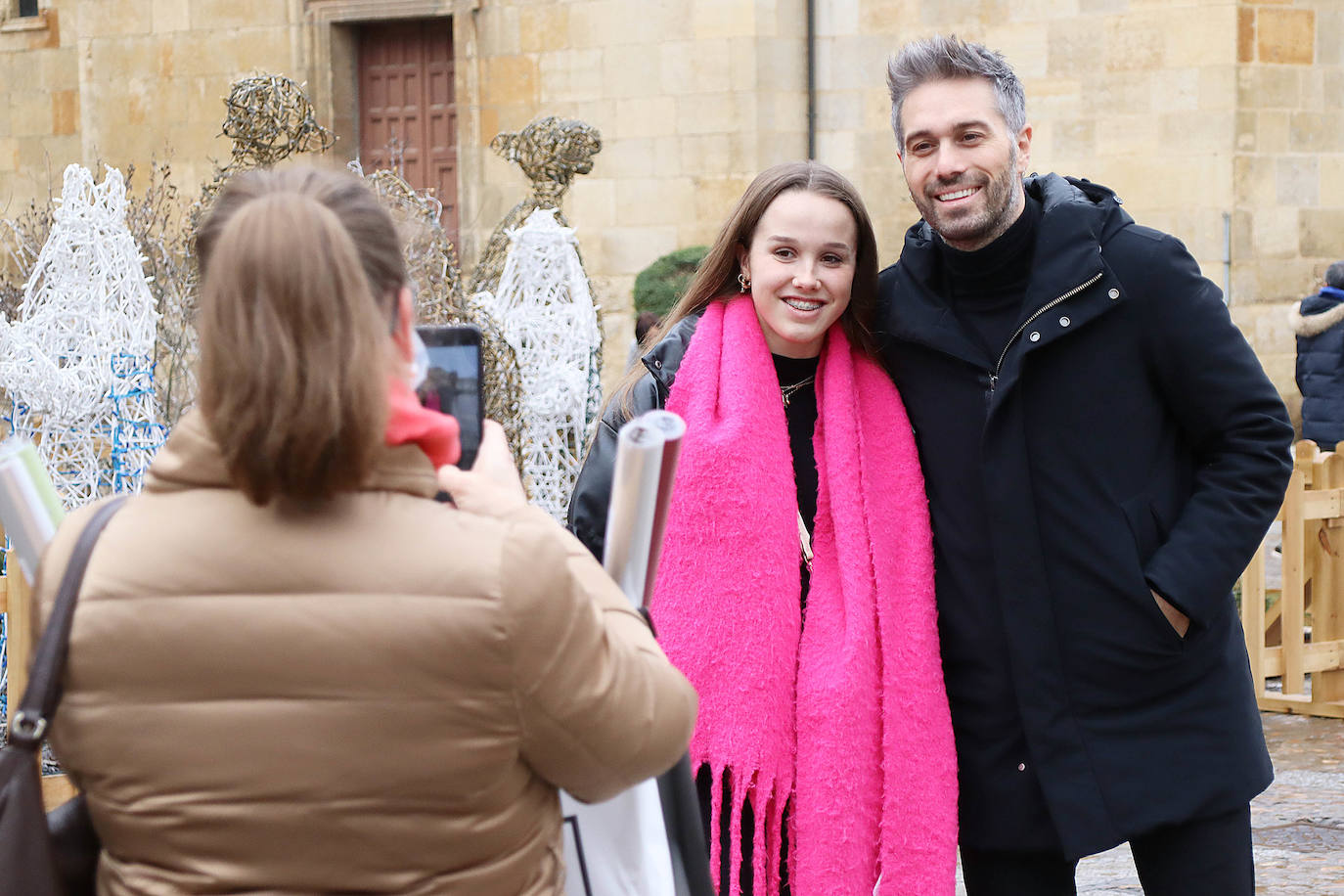 Un emocionado Dani Martínez recoge hoy en el salón de plenos del Ayuntamiento de León y de manos de su alcalde el título que reconoce al cómico como hijo predilecto de la ciudad | Rodeado de su familia y de la corporación municipal, se ha reconocido como «un leonés más que ha tenido la suerte de tener el altavoz para decir lo que todos los leoneses sentimos».