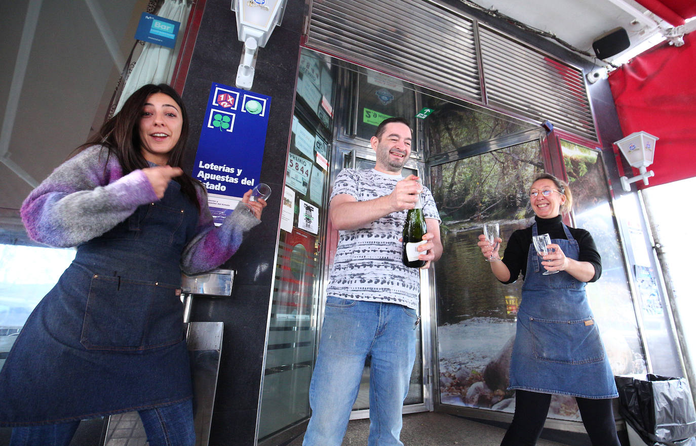 La suerte sonrió hoy al bar Moderno de la localidad ponferradina de Columbrianos, donde se vendieron 30 décimos del Gordo de la Navidad. Tras la barra, el propietario del local, José Ángel Álvarez, dejaba ver su ilusión tras repartir un total de 12 millones de euros entre sus clientes habituales. «Está repartido por la zona», señalaba José Ángel, que confió en que los agraciados puedan disfrutar de su premio.