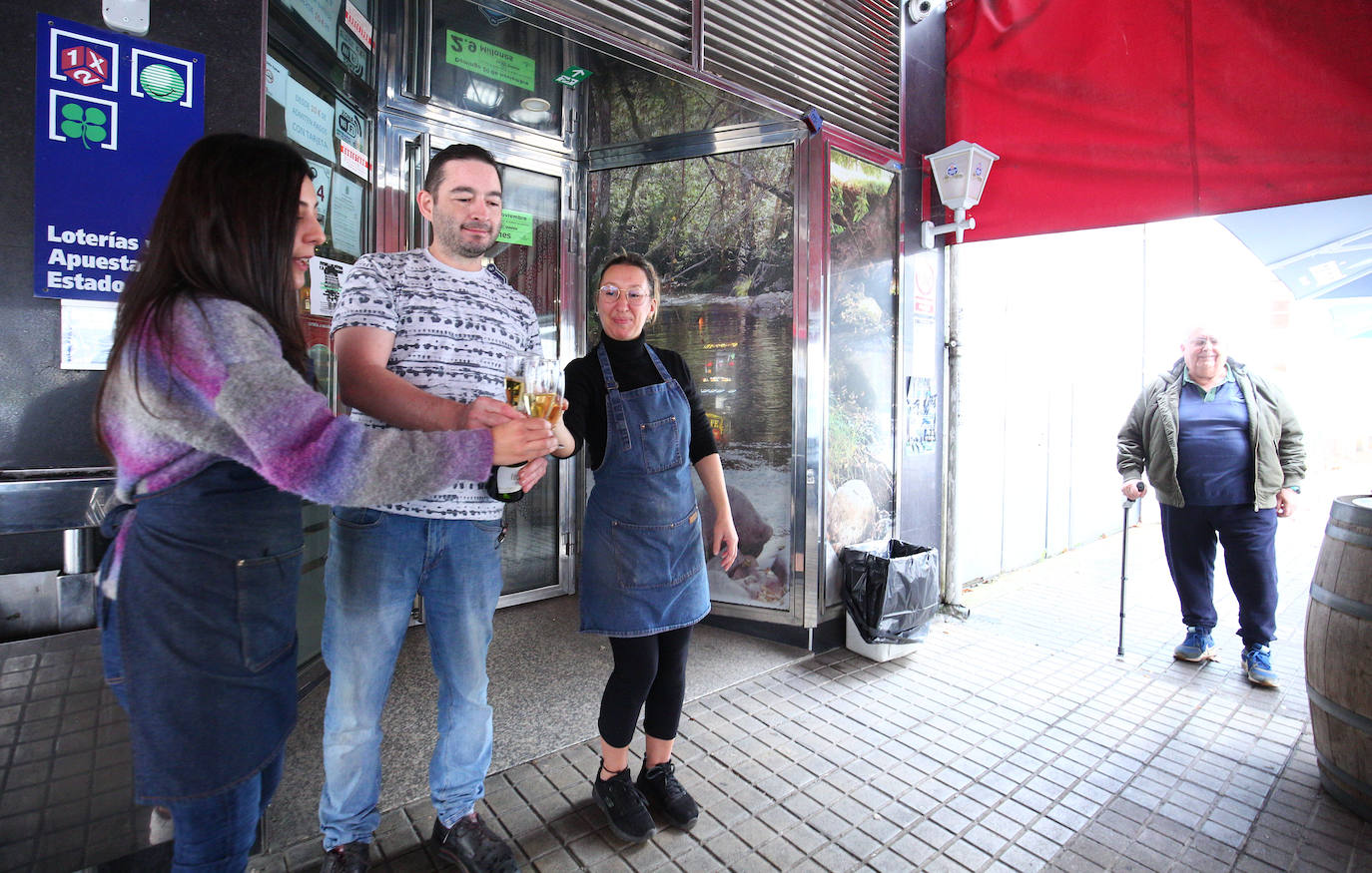 La suerte sonrió hoy al bar Moderno de la localidad ponferradina de Columbrianos, donde se vendieron 30 décimos del Gordo de la Navidad. Tras la barra, el propietario del local, José Ángel Álvarez, dejaba ver su ilusión tras repartir un total de 12 millones de euros entre sus clientes habituales. «Está repartido por la zona», señalaba José Ángel, que confió en que los agraciados puedan disfrutar de su premio.