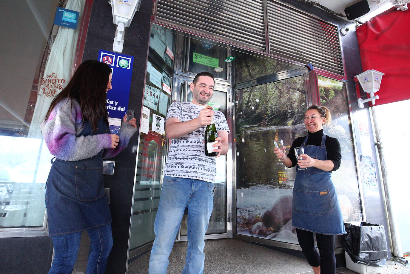 La suerte sonrió hoy al bar Moderno de la localidad ponferradina de Columbrianos, donde se vendieron 30 décimos del Gordo de la Navidad. Tras la barra, el propietario del local, José Ángel Álvarez, dejaba ver su ilusión tras repartir un total de 12 millones de euros entre sus clientes habituales. «Está repartido por la zona», señalaba José Ángel, que confió en que los agraciados puedan disfrutar de su premio.