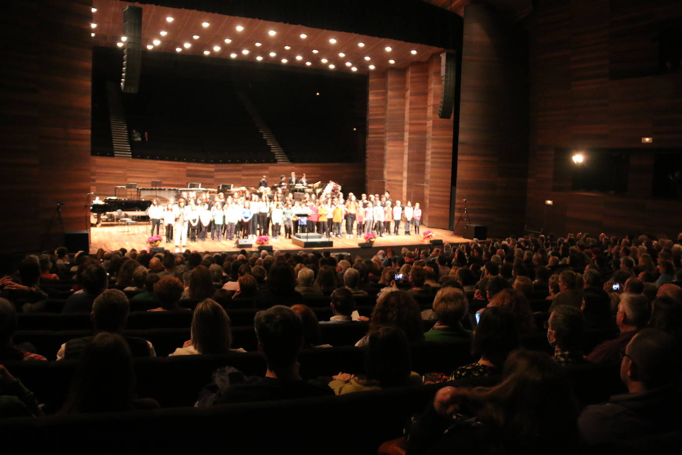 El Auditorio de León ha acogido este jueves, 22 de diciembre, el tradicional concierto de Navidad que ofrece las diferentes agrupaciones musicales del Conservatorio Profesional de Música de León.