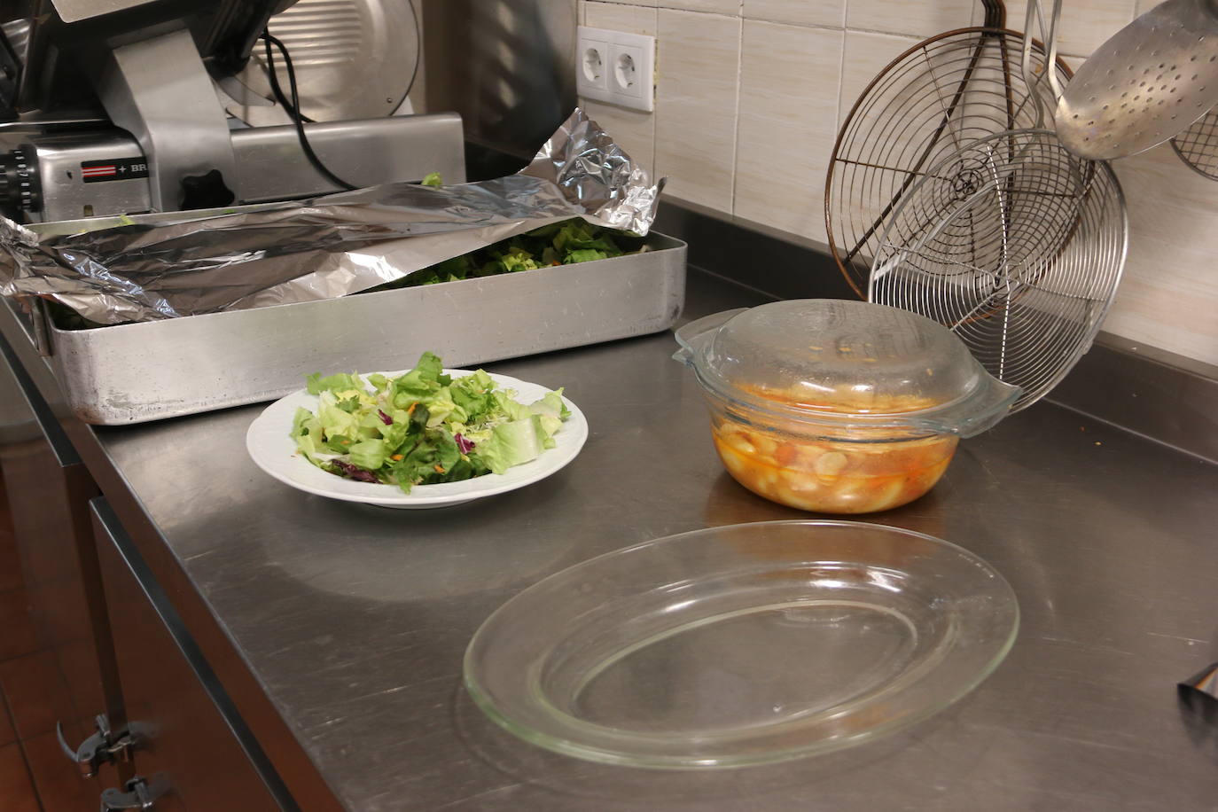 Preparativos del comedor social para las comidas de Navidad. 