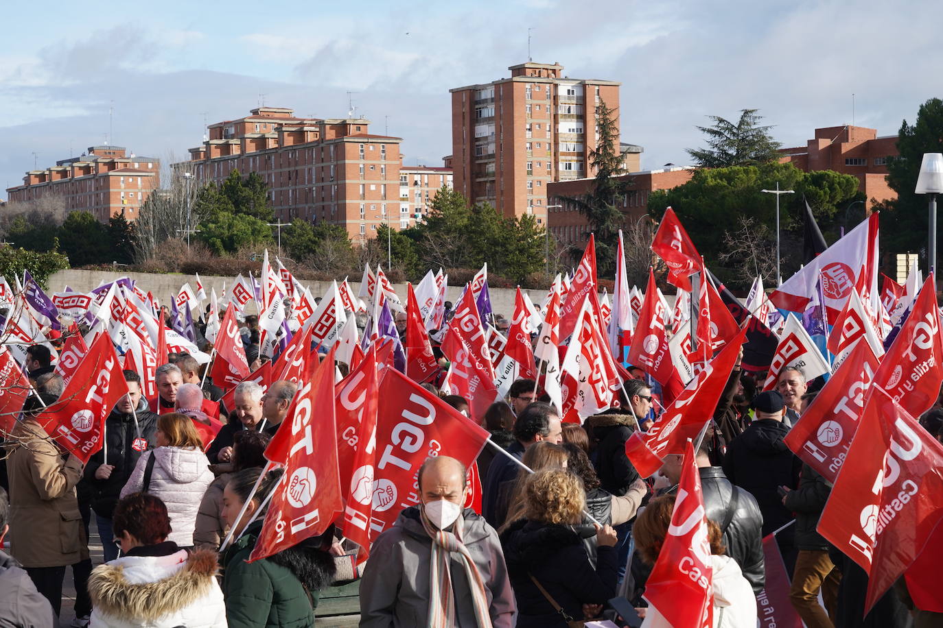 Los sindicatos CCOO y UGT se concentran a las puertas de las Cortes de Castilla y León para denunciar los presupuestos de la Junta, que los consideran «antisociales».