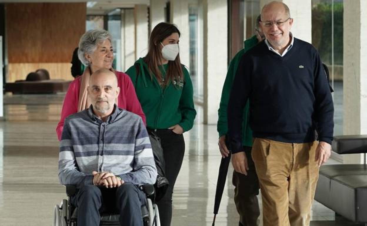 Francisco Igea, procurador por Ciudadanos, junto a Urbano González, enfermo de ELA.