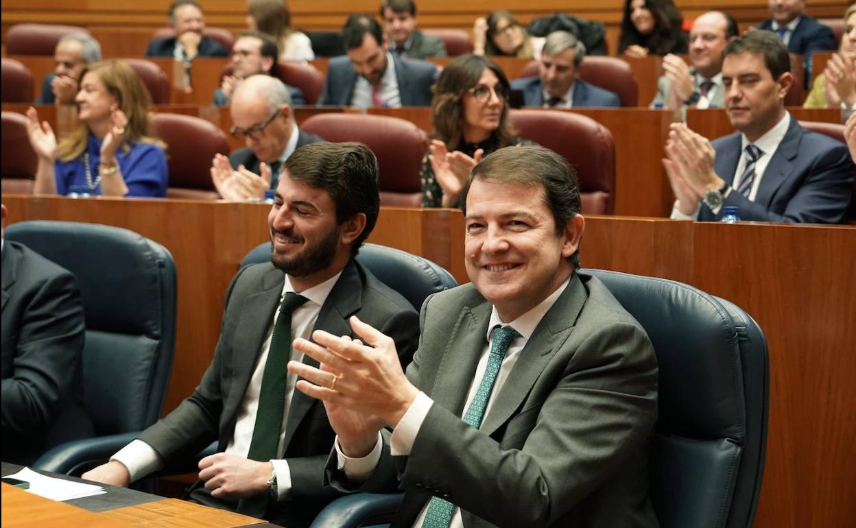 El presidente de la Junta, Alfonso Fernández Mañueco, y el vicepresidente, Juan García Gallardo, aplauden tras ser aprobados los Presupuestos de la Comunidad para 2023.