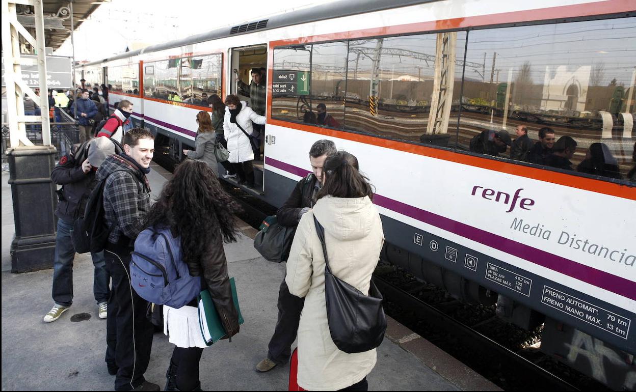 Renfe ha retirado ya 70 abonos a viajeros que reservaban plazas que no utilizaban