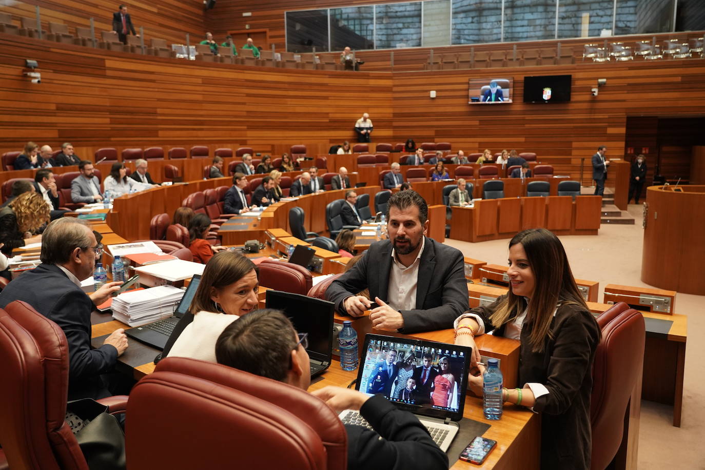 El portavoz del Grupo Socialista, Luis Tudanca, junto a procuradores del PSOE disfruta la segunda sesión del Pleno de los Presupuestos Generales de la Comunidad para 2023.