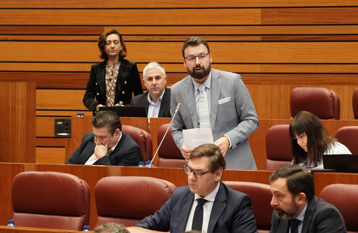 El portavoz del Grupo Socialista, Luis Tudanca, junto a procuradores del PSOE disfruta la segunda sesión del Pleno de los Presupuestos Generales de la Comunidad para 2023.