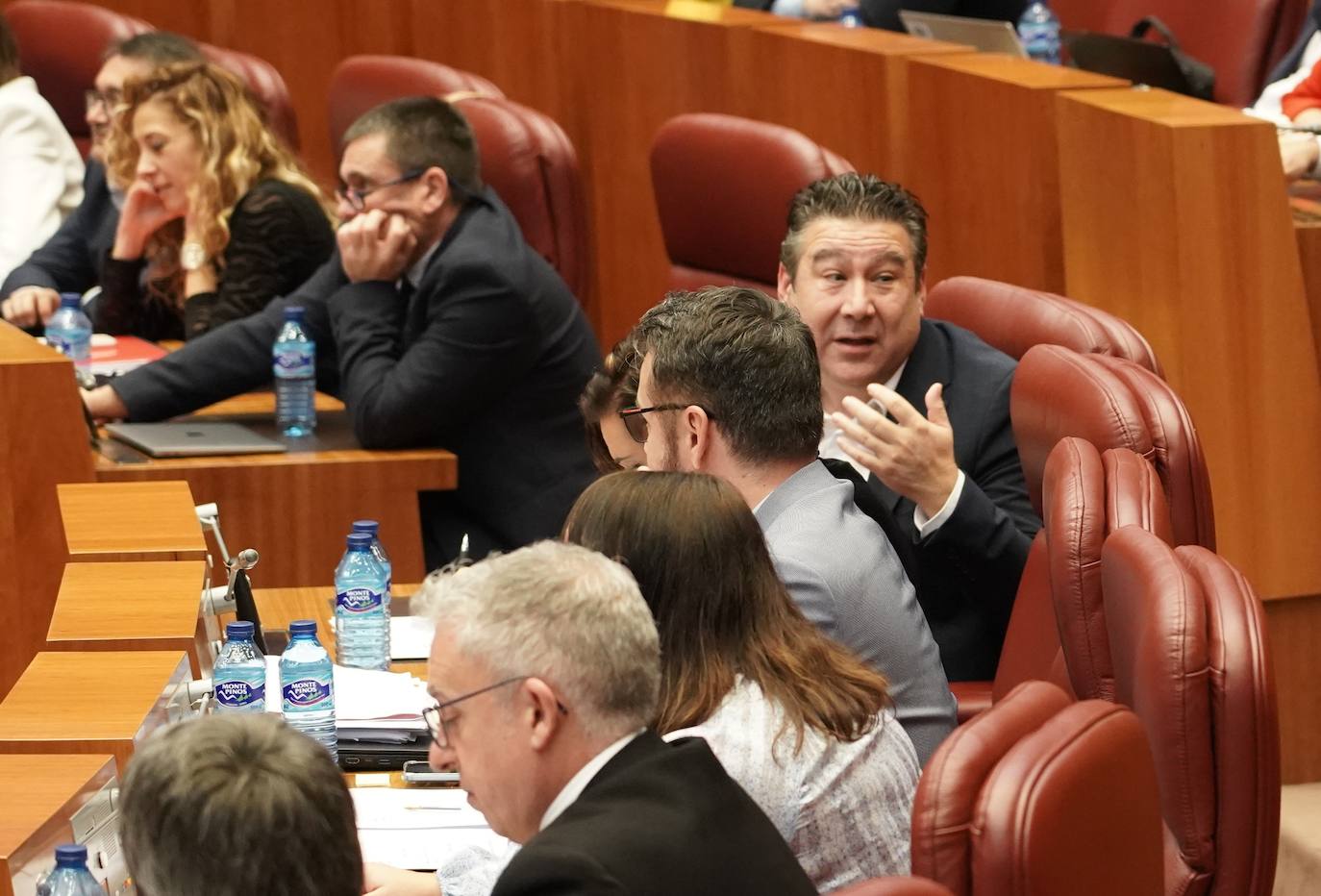 El portavoz del Grupo Socialista, Luis Tudanca, junto a procuradores del PSOE disfruta la segunda sesión del Pleno de los Presupuestos Generales de la Comunidad para 2023.