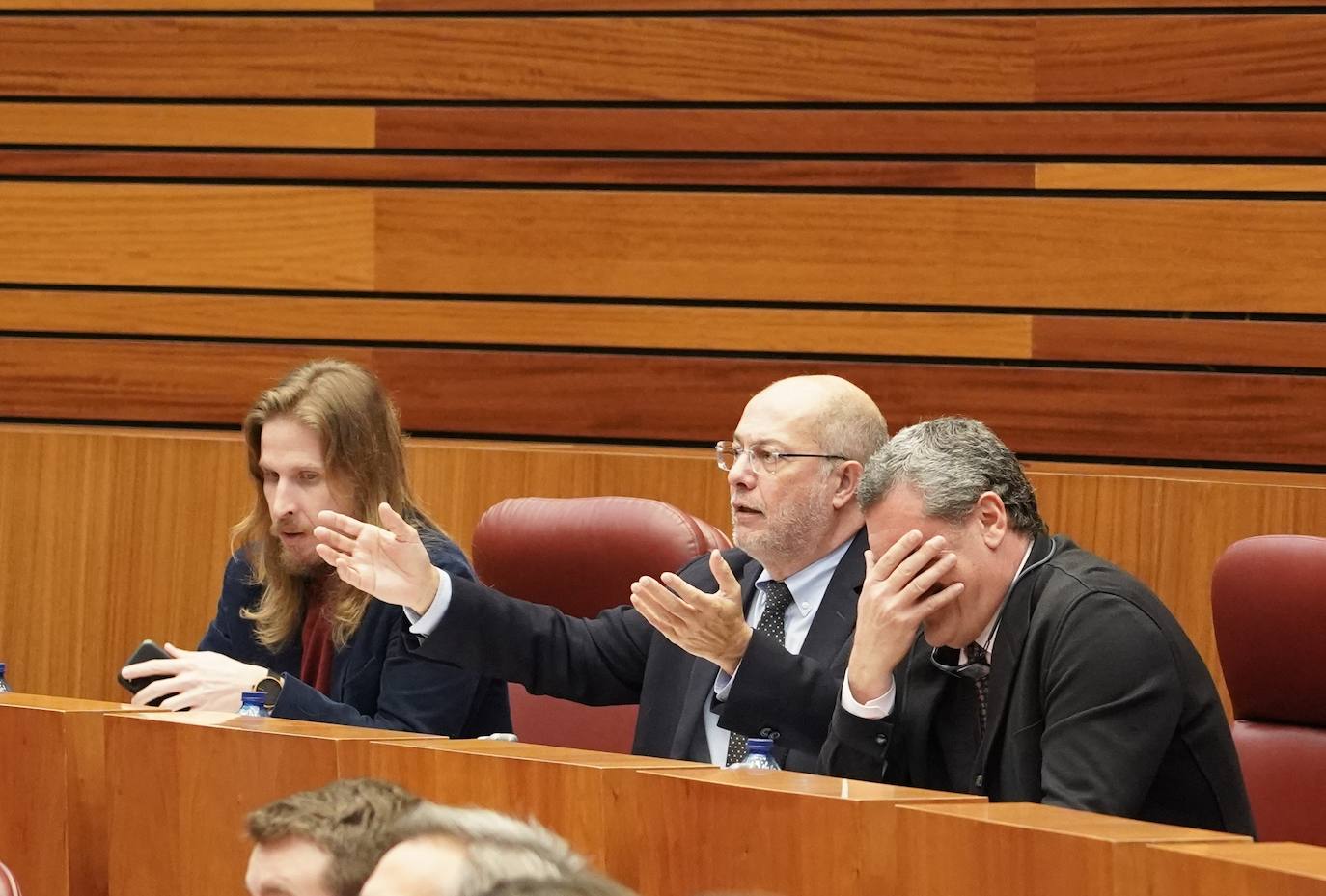 El portavoz del Grupo Socialista, Luis Tudanca, junto a procuradores del PSOE disfruta la segunda sesión del Pleno de los Presupuestos Generales de la Comunidad para 2023.