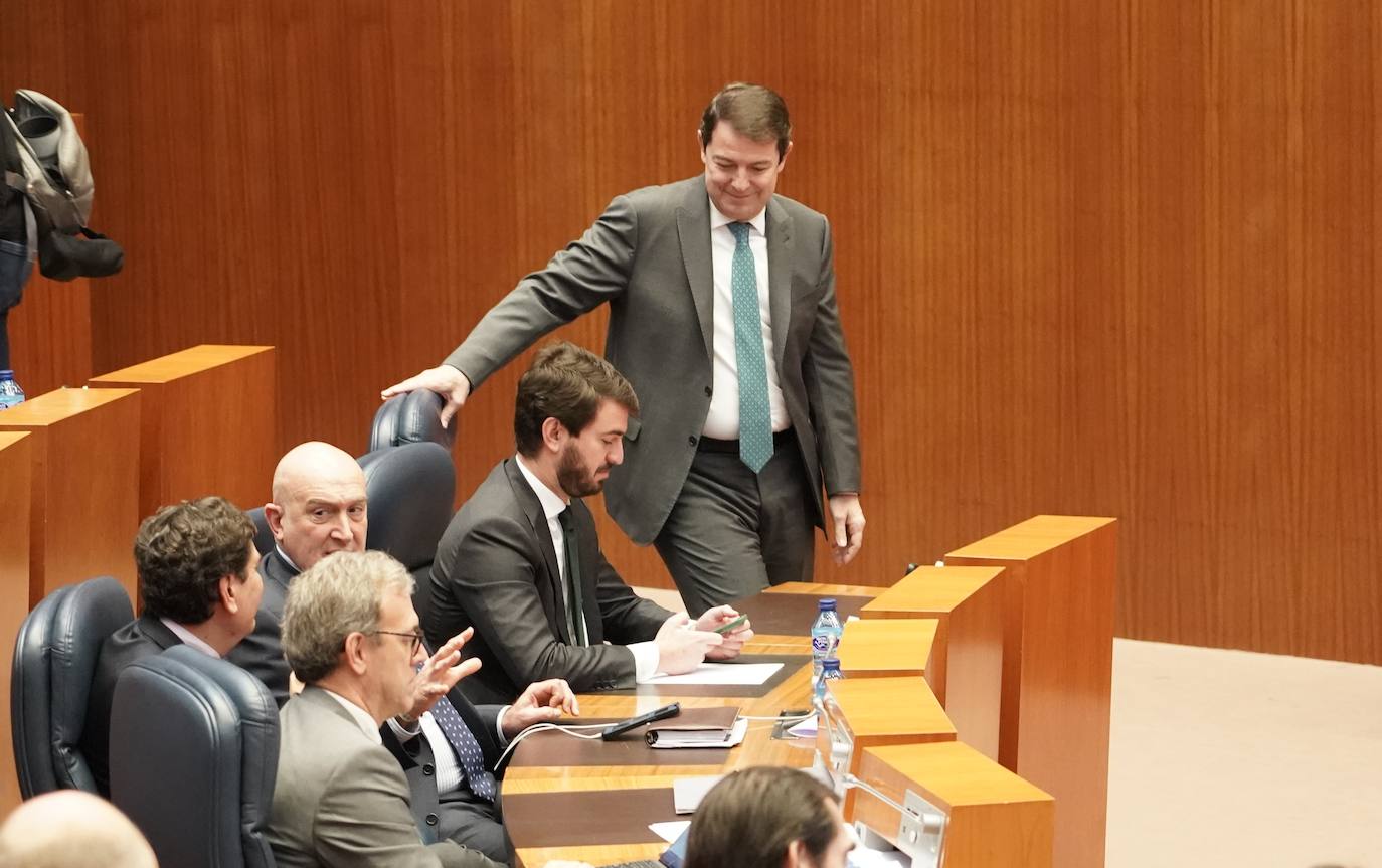 El portavoz del Grupo Socialista, Luis Tudanca, junto a procuradores del PSOE disfruta la segunda sesión del Pleno de los Presupuestos Generales de la Comunidad para 2023.