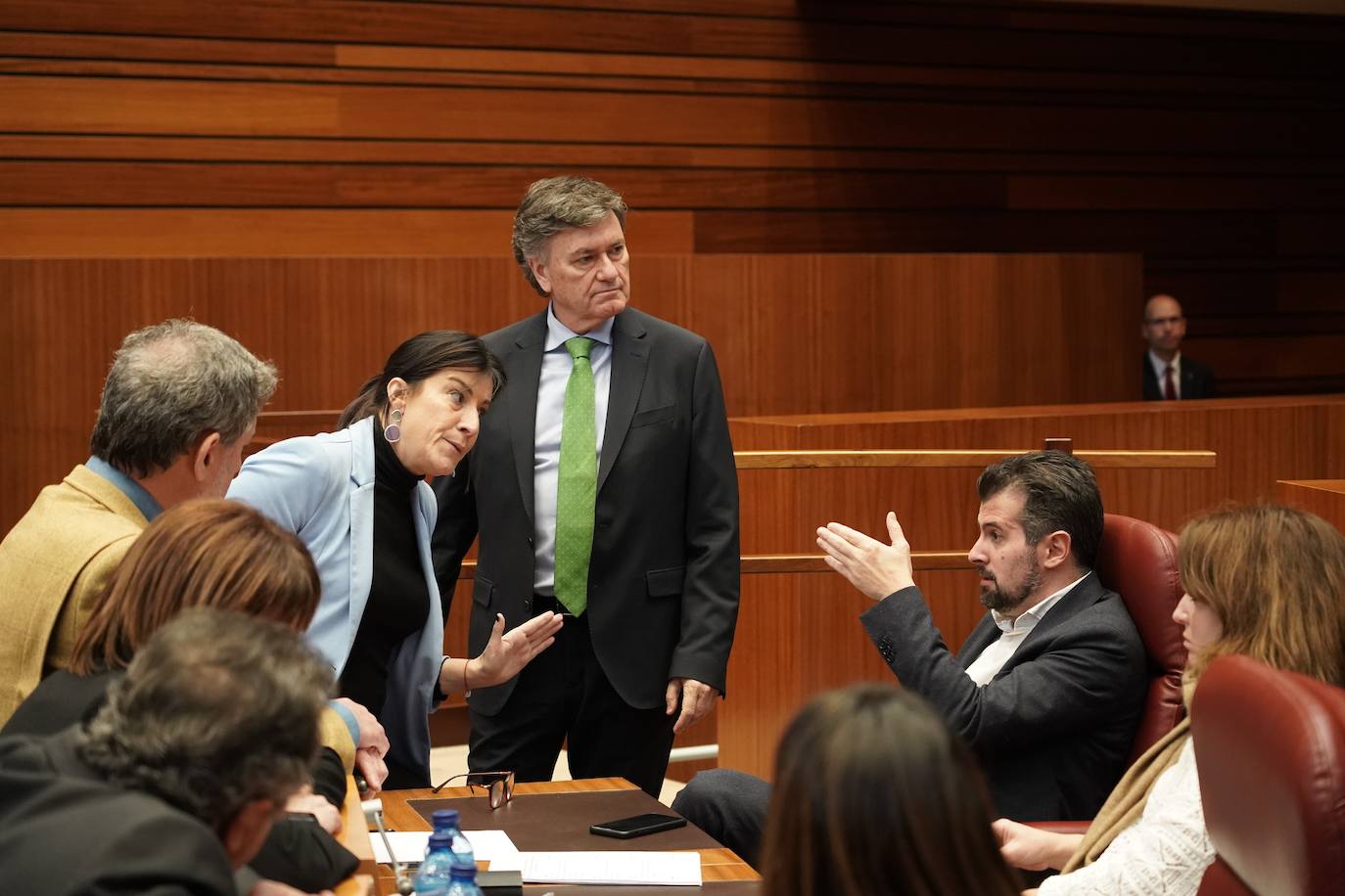 El portavoz del Grupo Socialista, Luis Tudanca, junto a procuradores del PSOE disfruta la segunda sesión del Pleno de los Presupuestos Generales de la Comunidad para 2023.