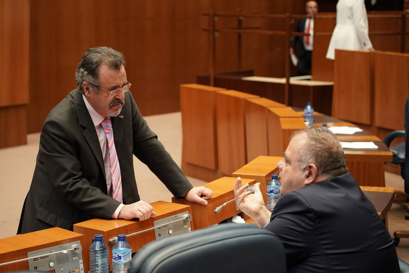 El portavoz del Grupo Socialista, Luis Tudanca, junto a procuradores del PSOE disfruta la segunda sesión del Pleno de los Presupuestos Generales de la Comunidad para 2023.