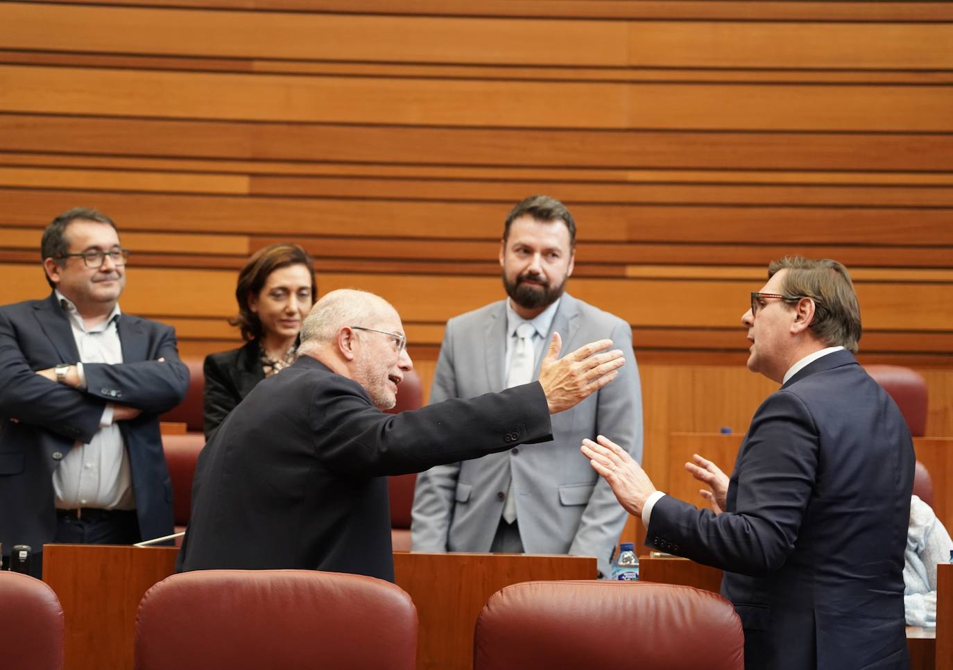 El portavoz del Grupo Socialista, Luis Tudanca, junto a procuradores del PSOE disfruta la segunda sesión del Pleno de los Presupuestos Generales de la Comunidad para 2023.