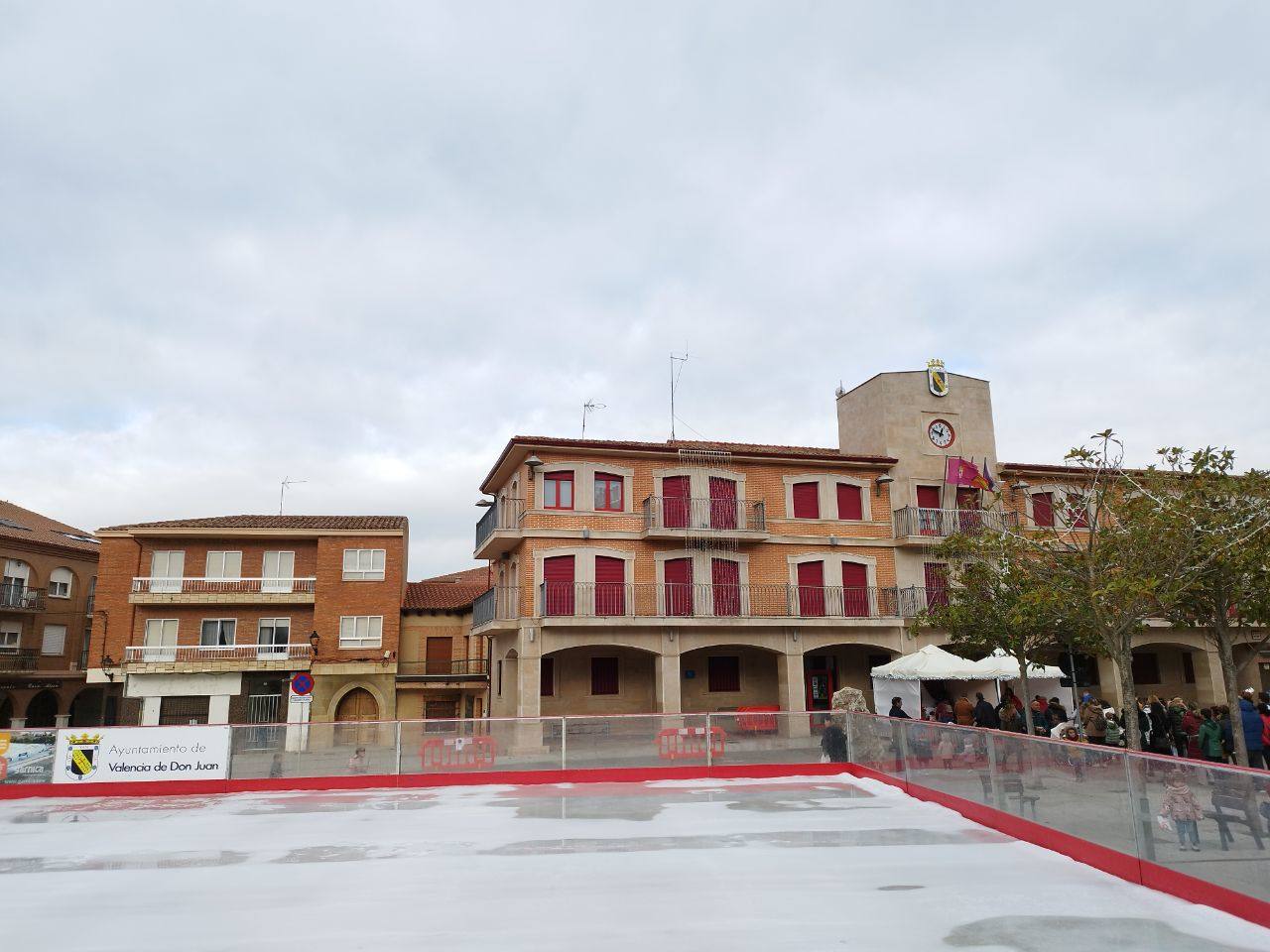 Cientos de pequecoyantinos acompañados por sus familias disfrutaron de la magia de la Navidad y entregaron personalmente sus cartas a 'Santa Claus' en un día mágico para ellos.