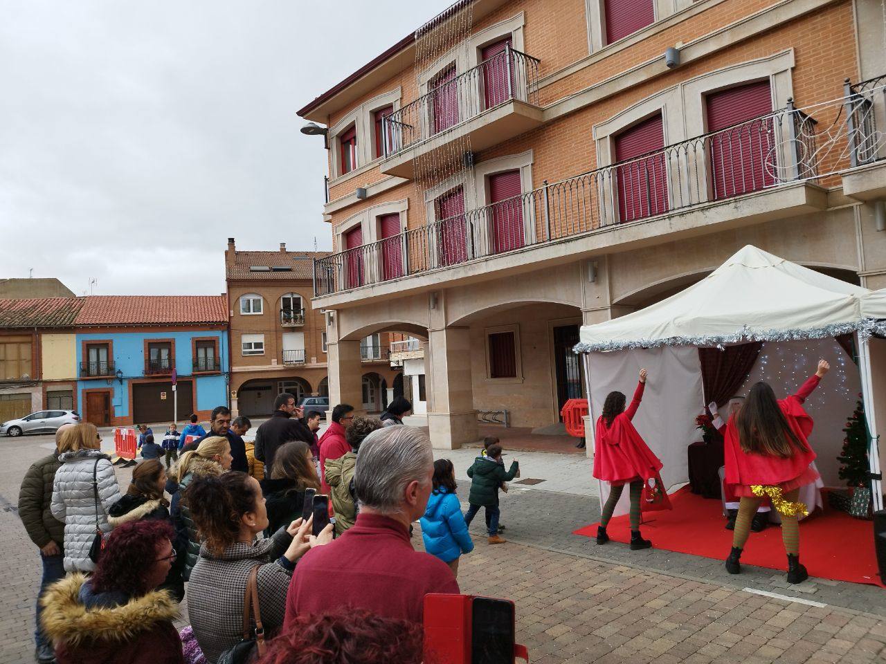 Papá Noel visitó Valencia de Don Juan y recibió las peticiones de los 'pequecoyantinos'