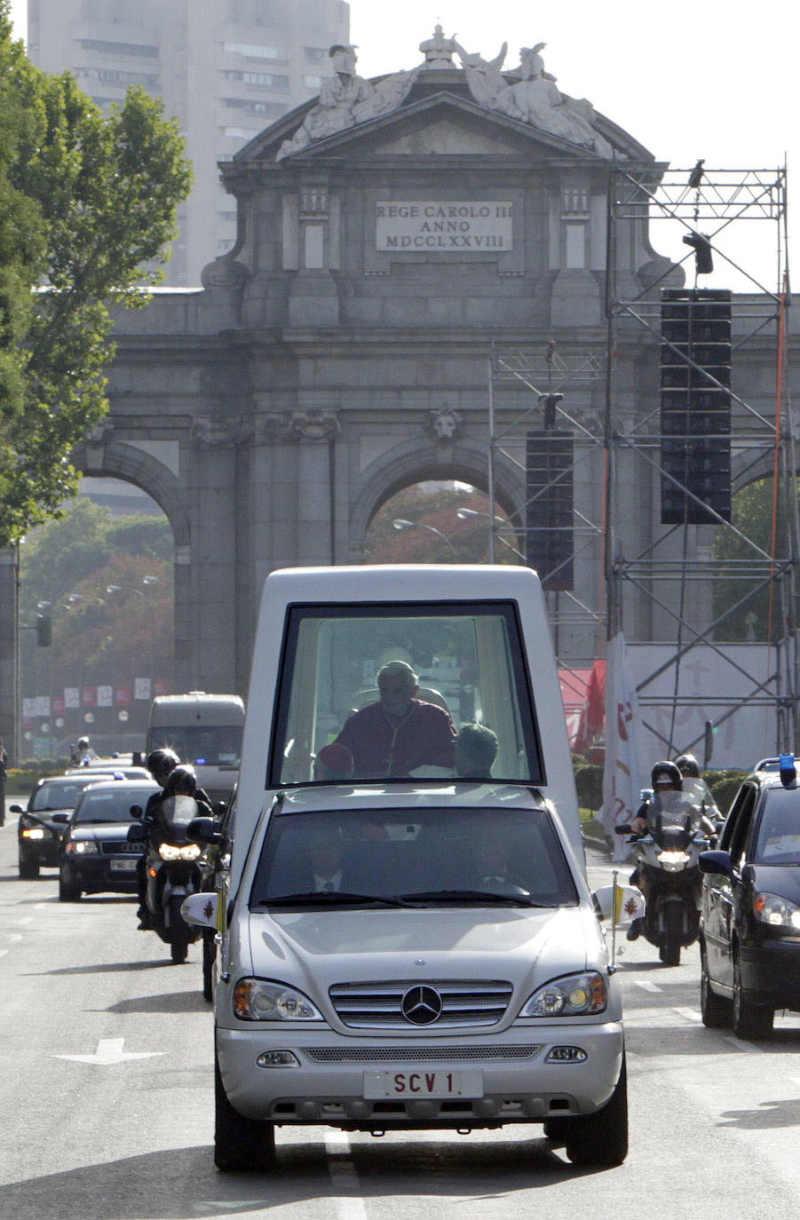 El Pontífice recorre las calles de la capital después de una visita de cuatro días con motivo de la Juventud Mundial de la Iglesia Católica celebrada en 2011.