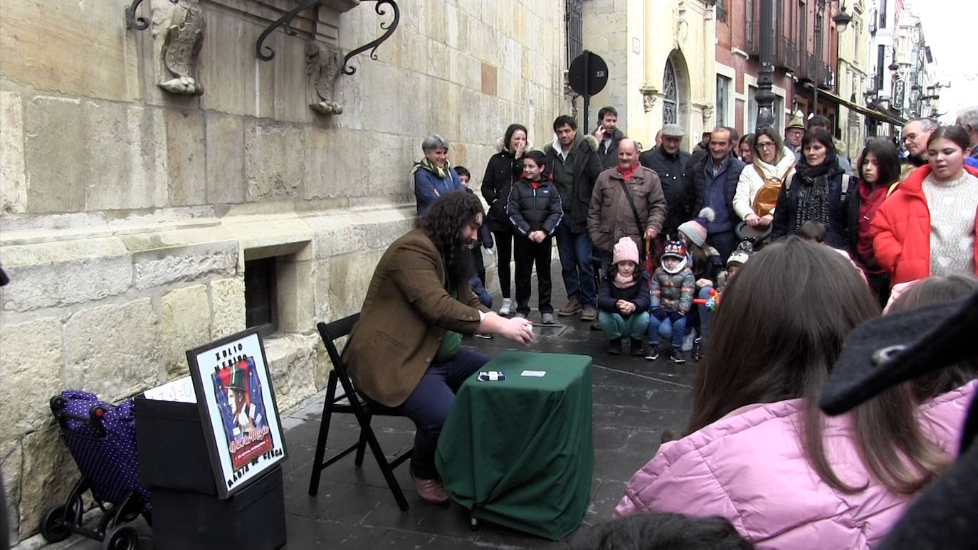 El mago Xulio Merino saca sus trucos a la calle dentro de las actividades programadas para llevar la magia a todas las plazas y rincones de la provincia en el 'León Vive la Magia'.