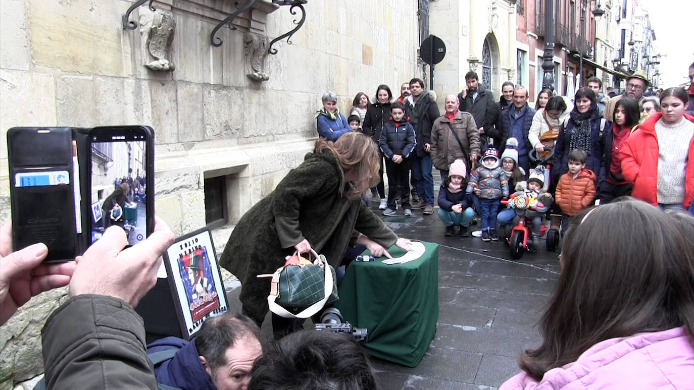 El mago Xulio Merino saca sus trucos a la calle dentro de las actividades programadas para llevar la magia a todas las plazas y rincones de la provincia en el 'León Vive la Magia'.