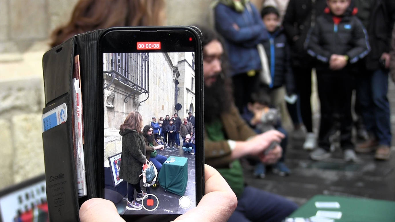 El mago Xulio Merino saca sus trucos a la calle dentro de las actividades programadas para llevar la magia a todas las plazas y rincones de la provincia en el 'León Vive la Magia'.