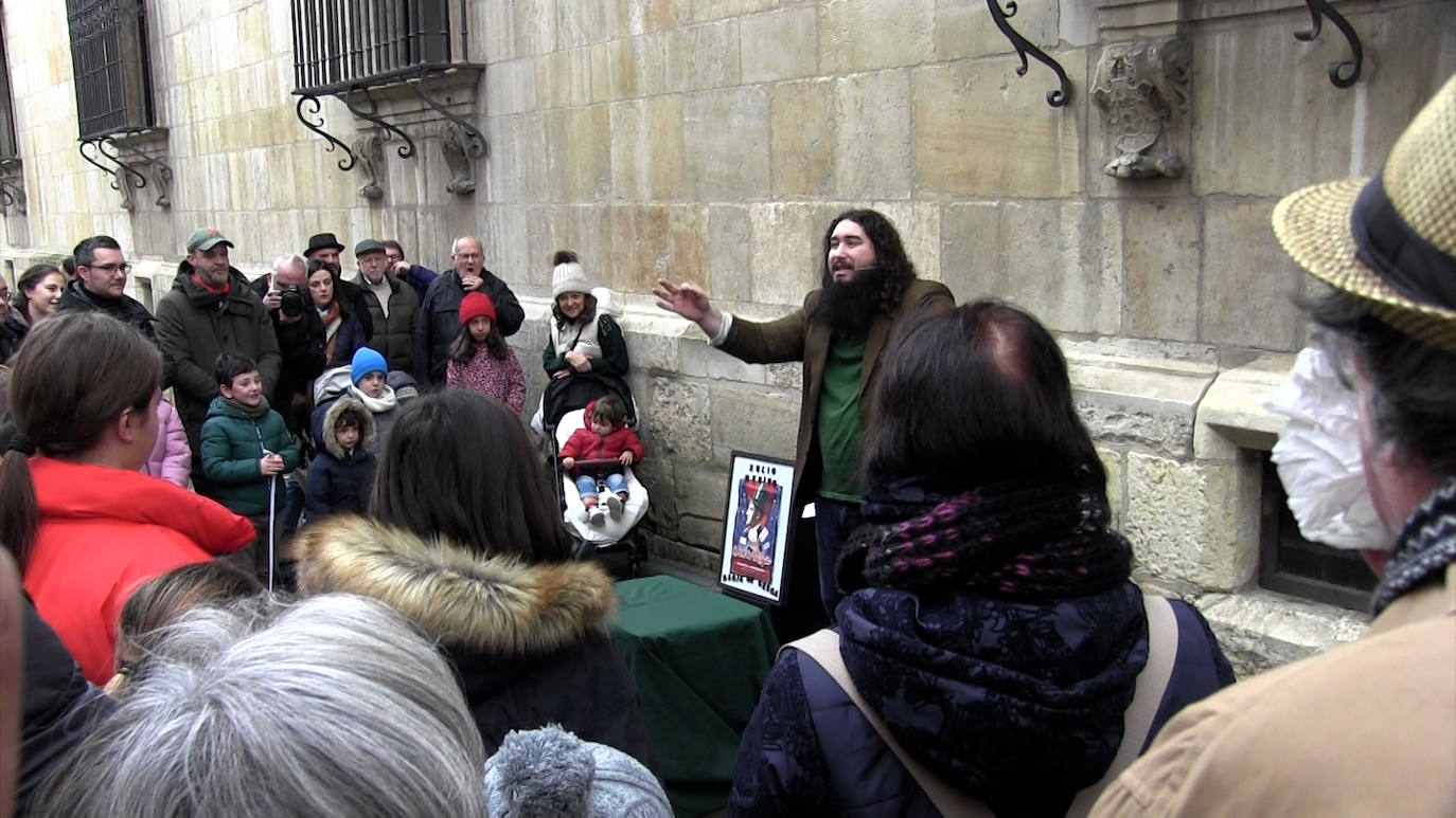 El mago Xulio Merino saca sus trucos a la calle dentro de las actividades programadas para llevar la magia a todas las plazas y rincones de la provincia en el 'León Vive la Magia'.