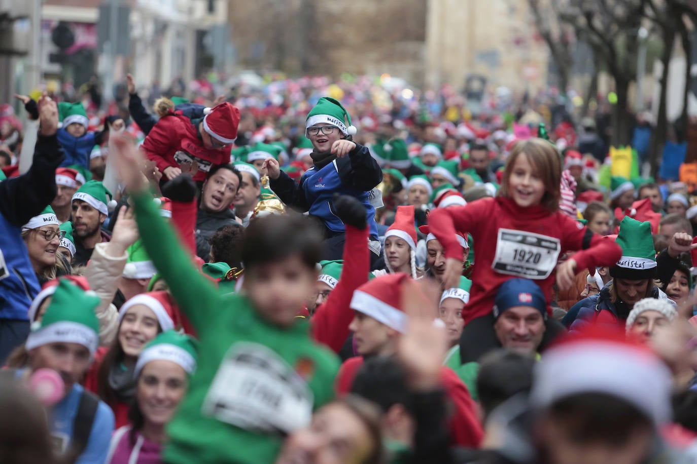 León se pone las zapatillas y sale corriendo en una tradicional San Silvestre hecha para valientes, centenares de leoneses en esta prueba que aúna deporte y diversión