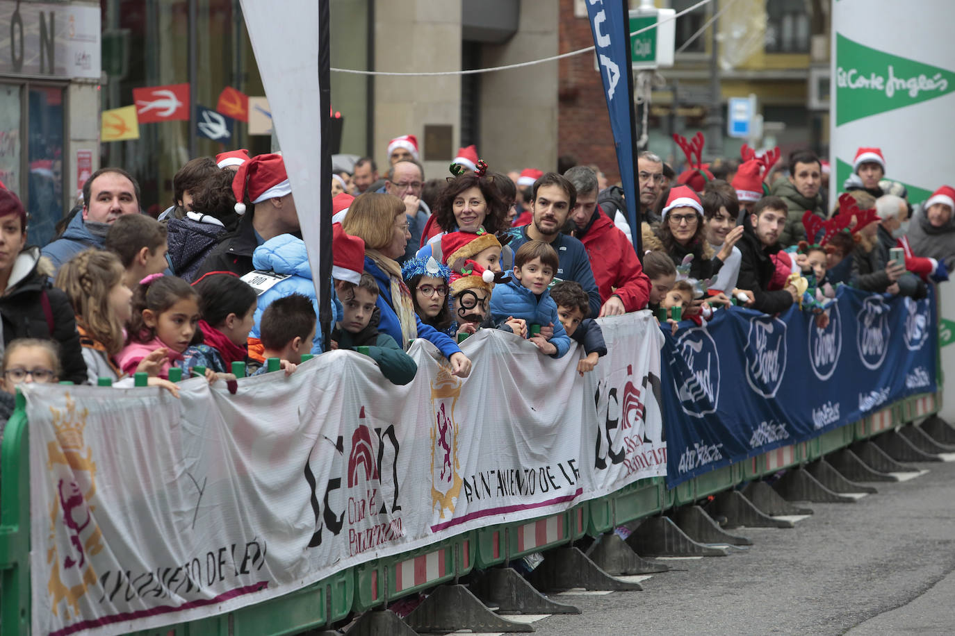 León se pone las zapatillas y sale corriendo en una tradicional San Silvestre hecha para valientes, centenares de leoneses en esta prueba que aúna deporte y diversión