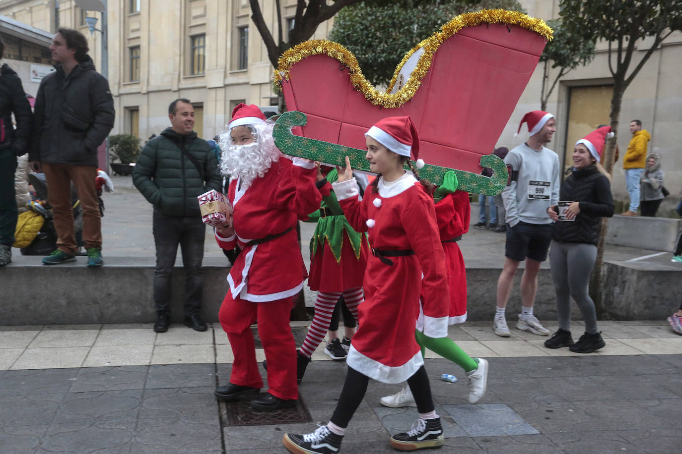 León se pone las zapatillas y sale corriendo en una tradicional San Silvestre hecha para valientes, centenares de leoneses en esta prueba que aúna deporte y diversión